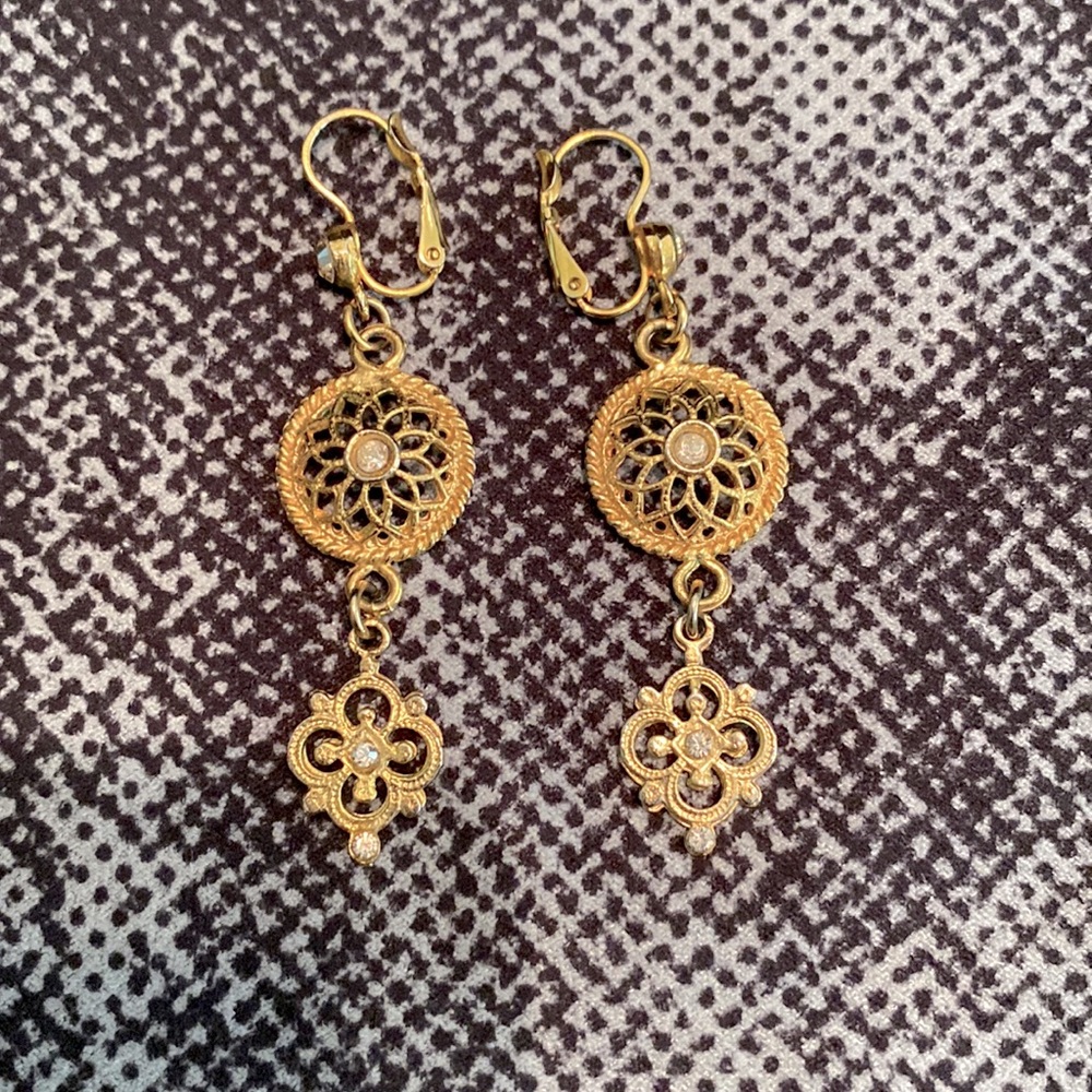 Gold dangle earings